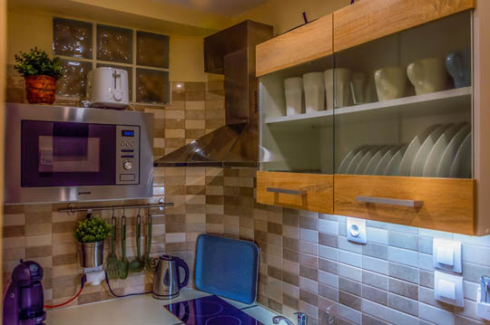Επαγγελματική φωτογράφιση, Airbnb Κουζίνα σε μικρό διαμέρισμα στο Κέντρο της Αθήνας. Ιδανική για την προβολή της καταχώρισης σε ψηφιακές πλατφόρμες - Cinematic Luxe Studio