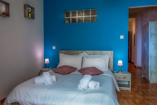 Επαγγελματική φωτογράφιση Airbnb, Υπνοδωμάτιο σε μικρό διαμέρισμα Airbnb Συγγρού Φιξ, Ιδανική για την προβολή της καταχώρισης σε ψηφιακές πλατφόρμες - Cinematic Luxe Studio