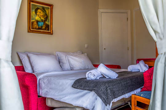 Επαγγελματική φωτογράφιση Airbnb, Υπνοδωμάτιο 6ου ορόφου στο Κουκάκι Αθήνας με θέα Ακρόπολη, Ιδανική για την προβολή της καταχώρισης σε ψηφιακές πλατφόρμες - Cinematic Luxe Studio