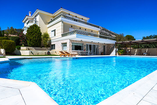 Επαγγελματική φωτογράφιση εξωτερικής άποψης, βίλλας στην ανατολική αττική με στόχο την ανάδειξη του ακινήτου με φωτογράφιση απο Drone - Cinematic Luxe Studio