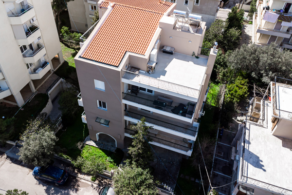 Επαγγελματική φωτογράφιση Πανοραμικής φωτογραφίας με Drone,με στόχο την ανάδειξη του χώρου μέσα από κατάλληλο φωτισμό και σύνθεση εικόνας - Cinematic Luxe Studio Cinematic aerial drone photography for luxury real estate in Greece