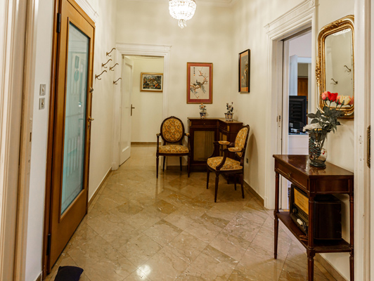 Επαγγελματική Φωτογράφιση, εισόδου διαμερίσματος στην περιοχή της Καλλιθέας Επαγγελματική λήψη με φυσικό φωτισμό και υψηλή αισθητική, Επαγγελματική φωτογράφιση εισόδου, διαμερίσματος στην περιοχή της Καλλιθέας, με στόχο την ανάδειξη του χώρου μέσα από κατάλληλο φωτισμό και σύνθεση εικόνας - Cinematic Luxe Studio 030-6934-260-329