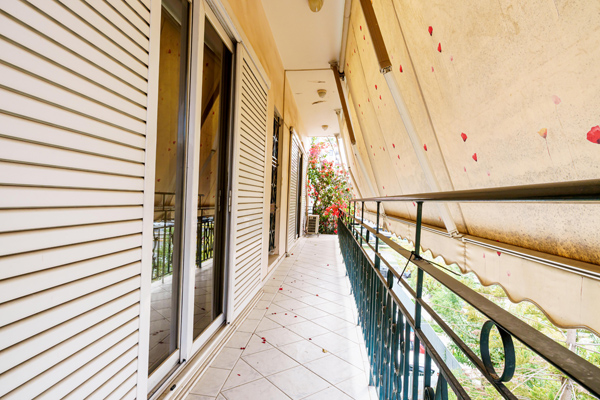 Επαγγελματική Φωτογράφιση, μπαλκονιού διαμερίσματος στην περιοχή της Καλλιθέας Επαγγελματική λήψη με φυσικό φωτισμό και υψηλή αισθητική, Επαγγελματική φωτογράφιση  μπαλκονιού, διαμερίσματος στην περιοχή της Καλλιθέας, με στόχο την ανάδειξη του χώρου μέσα από κατάλληλο φωτισμό και σύνθεση εικόνας - Cinematic Luxe Studio 030-6934-260-329