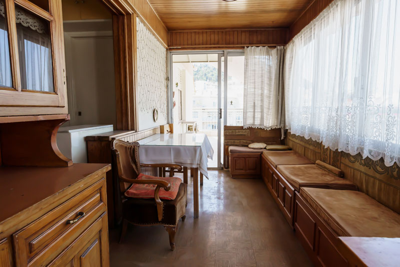 Επαγγελματική Φωτογράφιση, Καθιστικού Κουζίνας, διαμερίσματος 6 ορόφου στο κέντρο της Αθήνας, Επαγγελματική λήψη με φυσικό φωτισμό και υψηλή αισθητική, Επαγγελματική Φωτογράφιση Καθιστικού Κουζίνας, διαμερίσματος 6 ορόφου στο κέντρο της Αθήνας, με στόχο την ανάδειξη του χώρου μέσα από κατάλληλο φωτισμό και σύνθεση εικόνας - Cinematic Luxe Studio