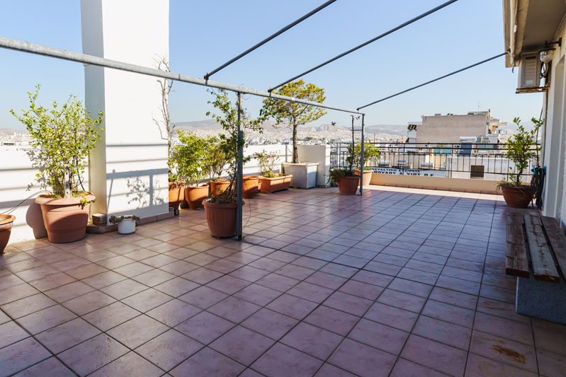 Επαγγελματική φωτογράφιση μπαλκόνι με θέα στο Νέο Φάληρο. Φωτογραφία που αναδεικνύει τη λεπτομέρεια, τη σύνθεση και το φως στον χώρο. Μπαλκόνι με θέα ακινήτου στο Νέο Φάληρο. Η εικόνα αναδεικνύει τη χαρακτηριστική αισθητική και την ατμόσφαιρα του χώρου - Cinematic Luxe Studio