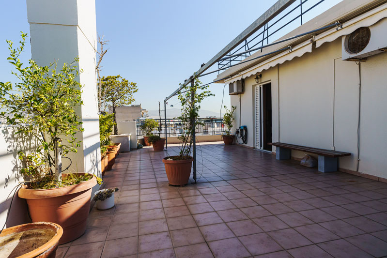 Επαγγελματική φωτογράφιση μπαλκόνι με θέα στο Νέο Φάληρο. Φωτογραφία που αναδεικνύει τη λεπτομέρεια, τη σύνθεση και το φως στον χώρο - Cinematic Luxe Studio