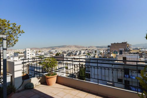 Μπαλκόνι με θέα, Νέο Φάληρο, Επαγγελματική φωτογράφιση μπαλκόνι με θέα στο Νέο Φάληρο. Φωτογραφία που αναδεικνύει τη λεπτομέρεια, τη σύνθεση και το φως στον χώρο - Cinematic Luxe Studio