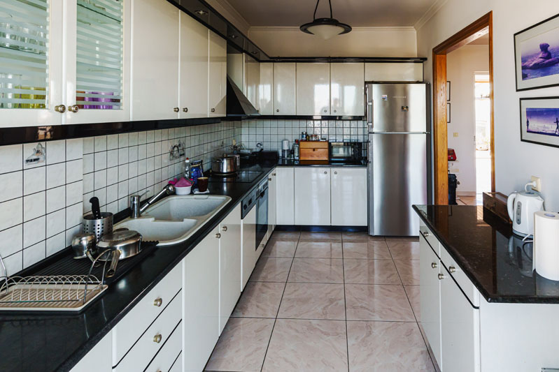 Κουζίνα, Φωτογράφιση κουζίνα ακινήτου στο Νέο Φάληρο επαγγελματική λήψη με φυσικό φωτισμό και υψηλή αισθητική Επαγγελματική φωτογράφιση κουζίνα ακινήτου στην περιοχή Νέο Φάληρο  με στόχο την ανάδειξη του χώρου μέσα από κατάλληλο φωτισμό και σύνθεση εικόνας. Κουζίνα | Φωτογράφιση ακινήτου – στο Νέο Φάληρο  Φωτογράφιση ακινήτου, Νέο Φάληρο - Cinematic Luxe Studio