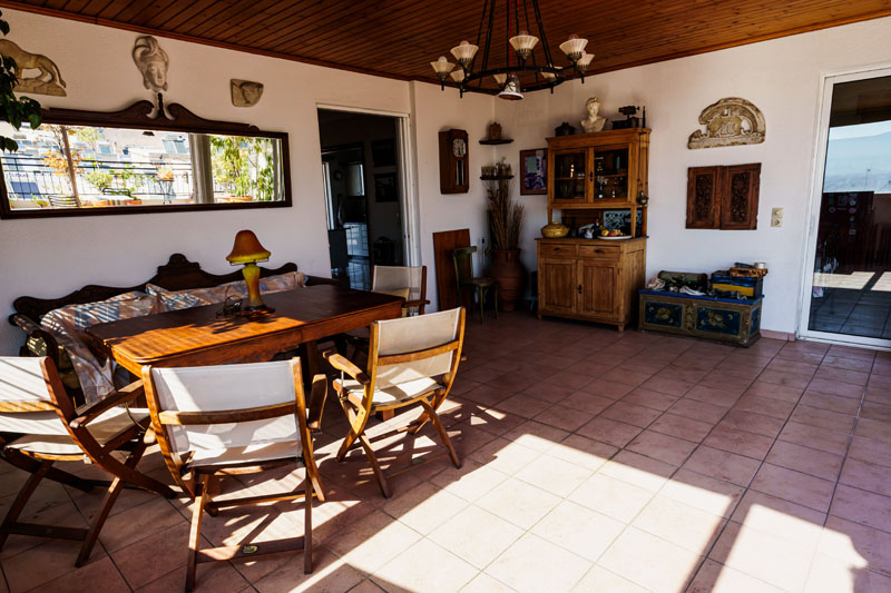 Νέο Φάληρο, Μπαλκόνι με καθιστικό,  Φωτογράφιση Μπαλκόνι με καθιστικό ακινήτου στην περιοχή Νέο Φάληρο   επαγγελματική λήψη με φυσικό φωτισμό και υψηλή αισθητική, Επαγγελματική φωτογράφιση Μπαλκόνι με καθιστικό ακινήτου στην περιοχή Νέο Φάληρο, με στόχο την ανάδειξη του χώρου μέσα από κατάλληλο φωτισμό και σύνθεση εικόνας. Μπαλκόνι με καθιστικό, Φωτογράφιση ακινήτου, Νέο Φάληρο - Cinematic Luxe Studio