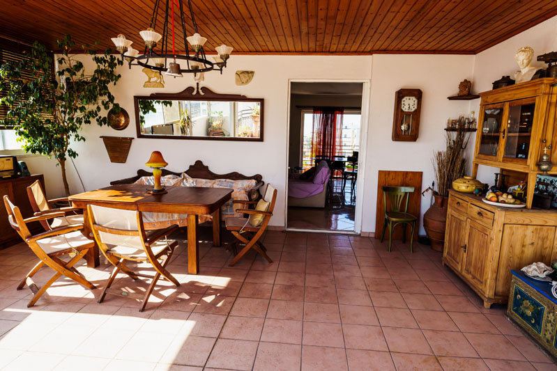 Νέο Φάληρο, Μπαλκόνι με καθιστικό,  Φωτογράφιση Μπαλκόνι με καθιστικό ακινήτου στην περιοχή Νέο Φάληρο   επαγγελματική λήψη με φυσικό φωτισμό και υψηλή αισθητική, Επαγγελματική φωτογράφιση Μπαλκόνι με καθιστικό ακινήτου στην περιοχή Νέο Φάληρο, με στόχο την ανάδειξη του χώρου μέσα από κατάλληλο φωτισμό και σύνθεση εικόνας. Μπαλκόνι με καθιστικό, Φωτογράφιση ακινήτου, Νέο Φάληρο - Cinematic Luxe Studio