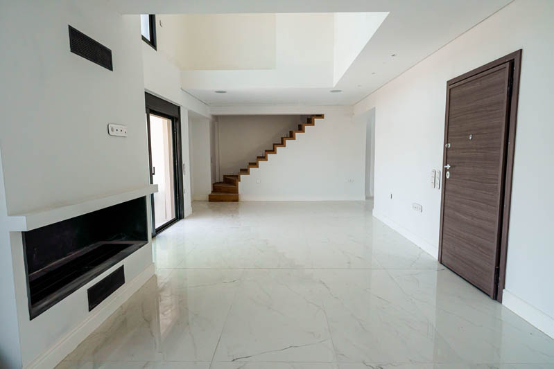 Επαγγελματική Φωτογράφιση, ενιαίου χώρου σαλονιού με ενεργειακό τζάκι μεζονέτας στην περιοχή του Ιδρύματος Νιάρχος στην Καλλιθέα Επαγγελματική λήψη με φυσικό φωτισμό και υψηλή αισθητική, Επαγγελματική φωτογράφιση  ενιαίου χώρου σαλονιού με ενεργειακό τζάκι, μεζονέτας στην περιοχή του Ιδρύματος Νιάρχος στην Καλλιθέα, με στόχο την ανάδειξη του χώρου μέσα από κατάλληλο φωτισμό και σύνθεση εικόνας - Cinematic Luxe Studio