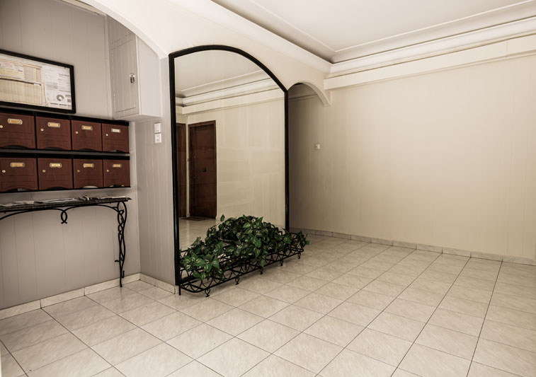 Παλαιό Φάληρο Είσοδος πολυκατοικία Επαγγελματική φωτογράφιση είσοδος πολυκατοικίας στο Παλαιό Φάληρο. Επαγγελματική φωτογράφιση που αναδεικνύει τη λεπτομέρεια, τη σύνθεση και το φως στον χώρο.Είσοδος πολυκατοικίας ακινήτου στο Παλαιό Φάληρο. Η εικόνα αναδεικνύει τη χαρακτηριστική αισθητική και την ατμόσφαιρα του χώρου - Cinematic Luxe Studio