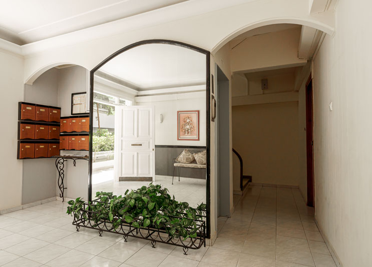 Είσοδος πολυκατοικίας, Παλαιό Φάληρο, Επαγγελματική φωτογράφιση είσοδος πολυκατοικίας στο Παλαιό Φάληρο. Φωτογραφία που αναδεικνύει τη λεπτομέρεια, τη σύνθεση και το φως στον χώρο.Είσοδος πολυκατοικίας ακινήτου στο Παλαιό Φάληρο. Η εικόνα αναδεικνύει τη χαρακτηριστική αισθητική και την ατμόσφαιρα του χώρου - Cinematic Luxe Studio