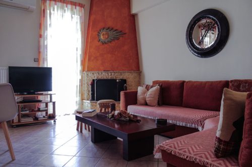 Σαλόνι με τζάκι, Νίκαια, Επαγγελματική φωτογράφιση σαλόνι με τζάκι στην Νίκαια. Φωτογραφία που αναδεικνύει τη λεπτομέρεια, τη σύνθεση και το φως στον χώρο - Cinematic Luxe Studio