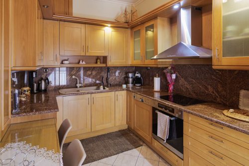 Κουζίνα, Νίκαια, Επαγγελματική φωτογράφιση κουζίνα στην Νίκαια. Φωτογραφία που αναδεικνύει τη λεπτομέρεια, τη σύνθεση και το φως στον χώρο - Cinematic Luxe Studio