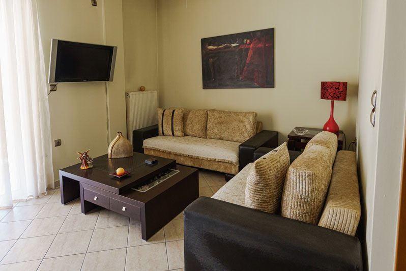 Γωνιακός καναπές, real estate φωτογράφιση, τραπεζαρία, Μεζονέτα Νίκαια Αττικής - Cinematic Luxe Studio