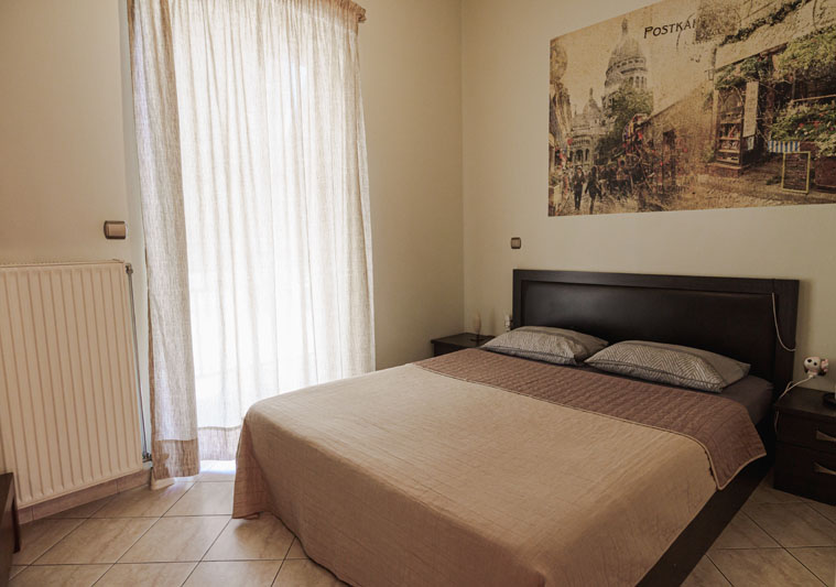 Master Υπνοδωμάτιο με διπλό κρεβάτι  Μεζονέτα Νίκαια Αττικής - Cinematic Luxe Studio