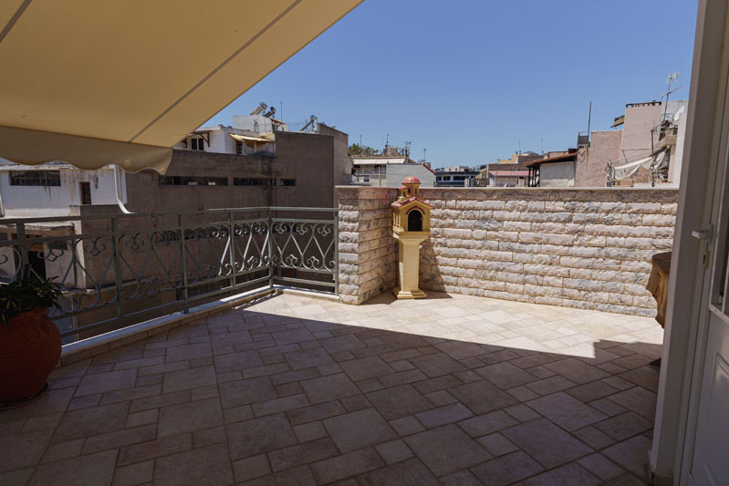 Πρόσοψη κατοικίας – φωτογράφιση μεζονέτας ,Μπαλκόνι με θέα – real estate φωτογράφιση ,Μεζονέτα Νίκαια Αττικής - Cinematic Luxe Studio