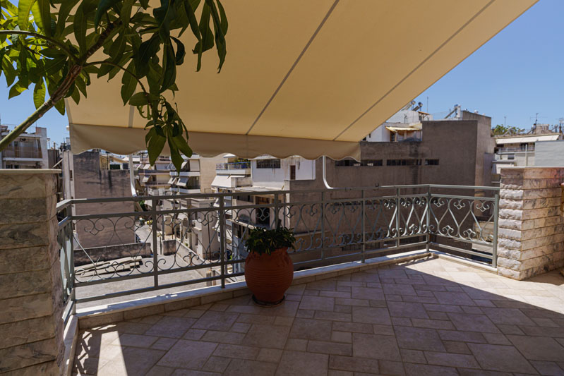 Πρόσοψη κατοικίας φωτογράφιση μεζονέτας ,Μπαλκόνι με θέα, real estate φωτογράφιση ,Μεζονέτα Νίκαια Αττικής - Cinematic Luxe Studio