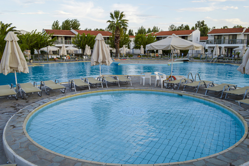 Άποψη του Golden Coast Hotel & Bungalows στη Νέα Μάκρη με μια πισίνα - Cinematic Luxe Studio