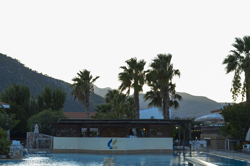 Επαγγελματική Φωτογράφιση, Άποψη της πισίνας και του Beach bar του Golden Coast Hotel & Bungalows στη Νέα Μάκρη Επαγγελματική Φωτογράφιση του ξενοδοχείου Golden Coast Hotel & Bungalows στη Νέα Μάκρη, Επαγγελματική Φωτογράφιση της πισίνας και του Beach bar του ξενοδοχείου Golden Coast Hotel & Bungalows στη Νέα Μάκρη - Cinematic Luxe Studio