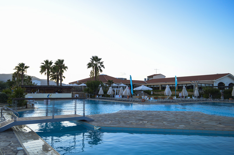 Γενική άποψη Golden Coast Hotel με μια απο τις πισίνες και ξενοδοχειακά μπανγκαλόου, και beach bars - Cinematic Luxe Studio