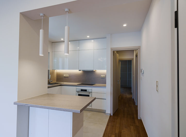 Επαγγελματική Φωτογράφιση, Κουζίνας και διάδρομου προς τα υπνοδωμάτια σε διαμέρισμα στην περιοχή της Βούλας Επαγγελματική λήψη με φυσικό φωτισμό και υψηλή αισθητική, Επαγγελματική φωτογράφιση Κουζίνας και διάδρομου προς τα υπνοδωμάτια σε διαμέρισμα της Βούλας, με στόχο την ανάδειξη του χώρου μέσα από κατάλληλο φωτισμό και σύνθεση εικόνας - Cinematic Luxe Studio