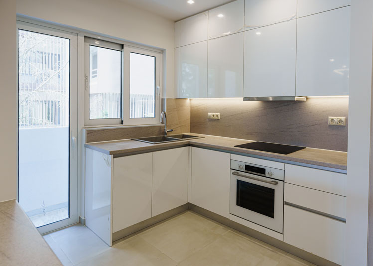 Επαγγελματική Φωτογράφιση, Κουζίνας σε διαμέρισμα στην περιοχή της Βούλας Επαγγελματική λήψη με φυσικό φωτισμό και υψηλή αισθητική, Επαγγελματική φωτογράφιση Κουζίνας σε διαμέρισμα της Βούλας, με στόχο την ανάδειξη του χώρου μέσα από κατάλληλο φωτισμό και σύνθεση εικόνας - Cinematic Luxe Studio