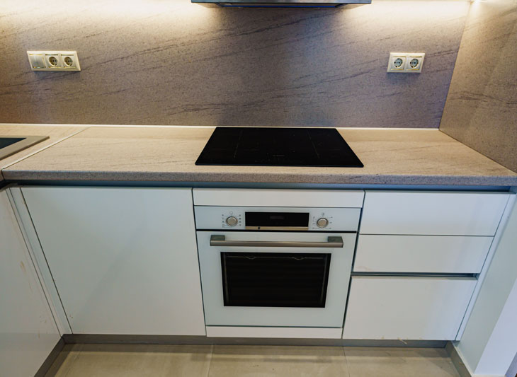 Επαγγελματική Φωτογράφιση, Κουζίνας σε διαμέρισμα στην περιοχή της Βούλας Επαγγελματική λήψη με φυσικό φωτισμό και υψηλή αισθητική, Επαγγελματική φωτογράφιση Κουζίνας σε διαμέρισμα της Βούλας, με στόχο την ανάδειξη του χώρου μέσα από κατάλληλο φωτισμό και σύνθεση εικόνας - Cinematic Luxe Studio