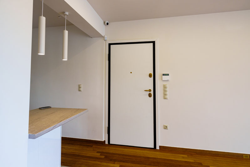 Επαγγελματική Φωτογράφιση, Πόρτα ασφάλειας σε διαμέρισμα στην περιοχή της Βούλας Επαγγελματική λήψη με φυσικό φωτισμό και υψηλή αισθητική Επαγγελματική φωτογράφιση Πόρτα ασφάλειας σε διαμέρισμα της Βούλας, με στόχο την ανάδειξη του χώρου μέσα από κατάλληλο φωτισμό και σύνθεση εικόνας - Cinematic Luxe Studio