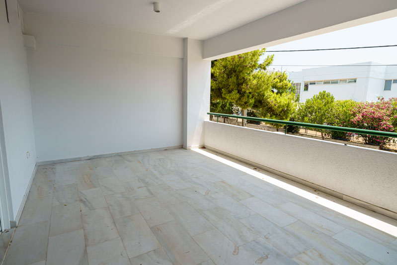 Επαγγελματική Φωτογράφιση, Μεγάλο μπαλκόνι σε διαμέρισμα στην περιοχή της Βούλας Επαγγελματική λήψη με φυσικό φωτισμό και υψηλή αισθητική, Επαγγελματική φωτογράφιση Μεγάλο μπαλκόνι σε διαμέρισμα της Βούλας, με στόχο την ανάδειξη του χώρου μέσα από κατάλληλο φωτισμό και σύνθεση εικόνας - Cinematic Luxe Studio