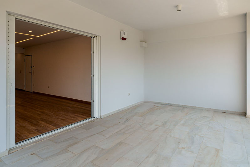 Επαγγελματική Φωτογράφιση, Μεγάλο μπαλκόνι σε διαμέρισμα στην περιοχή της Βούλας Επαγγελματική λήψη με φυσικό φωτισμό και υψηλή αισθητική, Επαγγελματική φωτογράφιση Μεγάλο μπαλκόνι σε διαμέρισμα της Βούλας, με στόχο την ανάδειξη του χώρου μέσα από κατάλληλο φωτισμό και σύνθεση εικόνας - Cinematic Luxe Studio