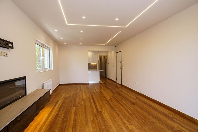 Επαγγελματική Φωτογράφιση, σαλόνι με ενεργειακό τζάκι σε ενιαίο χώρο με την κουζίνα σε διαμέρισμα στην περιοχή της Βούλας Επαγγελματική λήψη με φυσικό φωτισμό και υψηλή αισθητική Επαγγελματική φωτογράφιση σαλόνι με ενεργειακό τζάκι σε ενιαίο χώρο με την κουζίνα σε διαμέρισμα της Βούλας, με στόχο την ανάδειξη του χώρου μέσα από κατάλληλο φωτισμό και σύνθεση εικόνας - Cinematic Luxe Studio