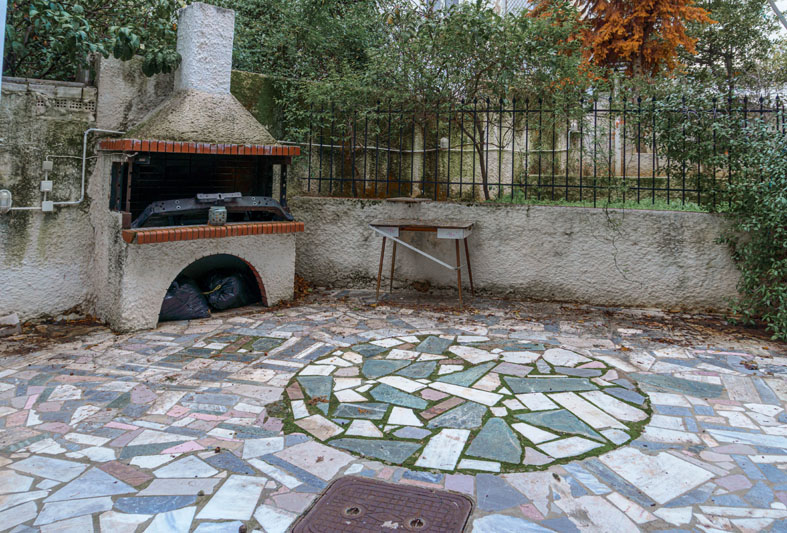 Επαγγελματική Φωτογράφιση, Αυλής με ψησταριά ακινήτου στην περιοχή Ηλιούπολη, επαγγελματική λήψη με φυσικό φωτισμό και υψηλή αισθητική, Επαγγελματική φωτογράφιση Αυλής με ψησταριά ακινήτου στην περιοχή Ηλιούπολη, με στόχο την ανάδειξη του χώρου μέσα από κατάλληλο φωτισμό και σύνθεση εικόνας - Cinematic Luxe Studio