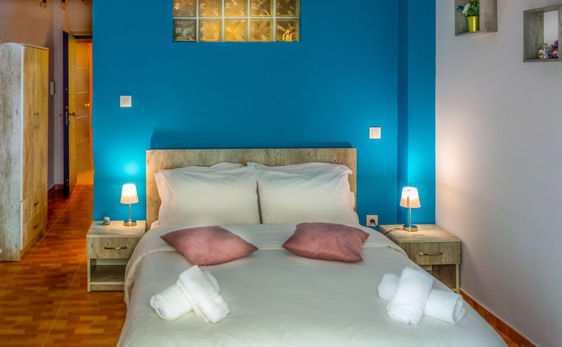 Επαγγελματική φωτογράφιση – Υπνοδωμάτιο σε μικρό διαμέρισμα στον Νέο Κόσμο ,Φωτογράφιση Airbnb - Cinematic Luxe Studio 