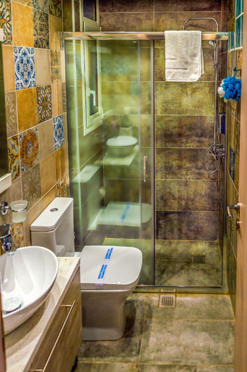 Επαγγελματική φωτογράφιση, Μπάνιου με ντους σε μικρό διαμέρισμα Airbnb στο Κέντρο της Αθήνας, Επαγγελματική φωτογράφιση Airbnb,Μπανιου με ντους σε μικρό διαμέρισμα Airbnb στο Κέντρο της Αθήνας, Ιδανική για την προβολή της καταχώρισης σε ψηφιακές πλατφόρμες - Cinematic Luxe Studio