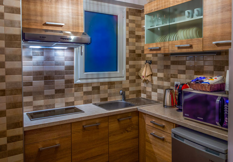 Επαγγελματική φωτογράφιση, Κουζίνα σε μικρό διαμέρισμα Airbnb στο Κέντρο της Αθήνας, Επαγγελματική φωτογράφιση, Airbnb Κουζίνα σε μικρό διαμέρισμα στο Κέντρο της Αθήνας. Ιδανική για την προβολή της καταχώρισης σε ψηφιακές πλατφόρμες - Cinematic Luxe Studio