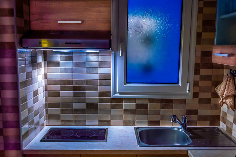 Επαγγελματική φωτογράφιση – Κουζίνα σε μικρό διαμέρισμα στον Νέο Κόσμο, Φωτογράφιση Airbnb - Cinematic Luxe Studio 