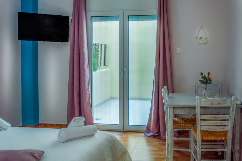 Επαγγελματική φωτογράφιση, Θέας μέσα απο το μικρό διαμέρισμα Airbnb στο Κέντρο της Αθήνας, Επαγγελματική φωτογράφιση, Airbnb Θέας μέσα απο το μικρό διαμέρισμα Airbnb στο Κέντρο της Αθήνας, Ιδανική για την προβολή της καταχώρισης σε ψηφιακές πλατφόρμες - Cinematic Luxe Studio