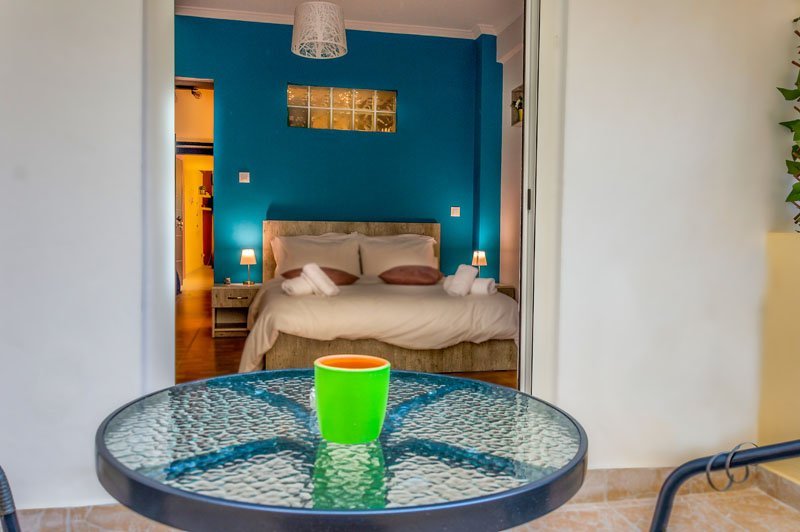 Επαγγελματική φωτογράφιση, Αυλή με φόντο το δωμάτιο σε μικρό διαμέρισμα  Airbnb στο Κέντρο της Αθήνας, Επαγγελματική φωτογράφιση Airbnb, Αυλή με φόντο το δωμάτιο σε μικρό διαμέρισμα στο Κέντρο της Αθήνας. Ιδανική για την προβολή της καταχώρισης σε ψηφιακές πλατφόρμες - Cinematic Luxe Studio