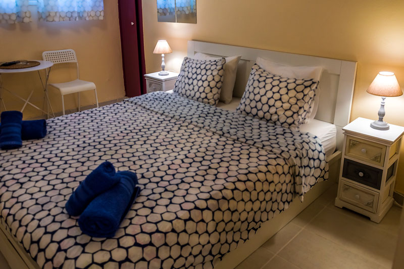 Επαγγελματική φωτογράφιση – Υπνοδωμάτιο σε μικρό διαμέρισμα στον Νέο Κόσμο, Επαγγελματική φωτογράφιση Airbnb,Υπνοδωμάτιο σε μικρό διαμέρισμα στον Νέο Κόσμο. Ιδανική για την προβολή της καταχώρισης σε ψηφιακές πλατφόρμες - Cinematic Luxe Studio