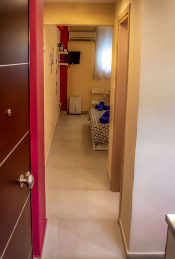 Επαγγελματική φωτογράφιση – Είσοδος  σε μικρό διαμέρισμα στον Νέο Κόσμο, Επαγγελματική φωτογράφιση Airbnb,Είσοδος σε μικρό διαμέρισμα στον Νέο Κόσμο. Ιδανική για την προβολή της καταχώρισης σε ψηφιακές πλατφόρμες - Cinematic Luxe Studio