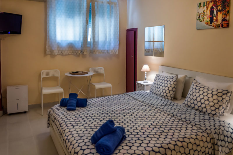 Επαγγελματική φωτογράφιση – Υπνοδωμάτιο σε μικρό διαμέρισμα στον Νέο Κόσμο, Φωτογράφιση Airbnb - Cinematic Luxe Studio