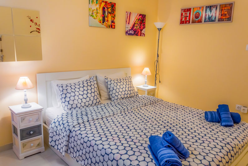 Επαγγελματική φωτογράφιση, Υπνοδωμάτιο σε διαφορετική γωνιά λήψης σε μικρό διαμέρισμα στον Νέο Κόσμο, Επαγγελματική φωτογράφιση Airbnb, Υπνοδωμάτιο σε διαφορετική γωνιά λήψης σε μικρό διαμέρισμα στον Νέο Κόσμο. Ιδανική για την προβολή της καταχώρισης σε ψηφιακές πλατφόρμες - Cinematic Luxe Studio