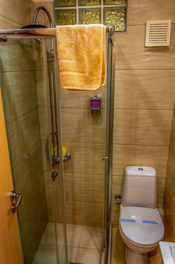 Επαγγελματική φωτογράφιση, ντους σε μπάνιο σε μικρό διαμέρισμα στον Νέο Κόσμο, Επαγγελματική φωτογράφιση Airbnb,ντους σε μπάνιο σε μικρό διαμέρισμα στον Νέο Κόσμο. Ιδανική για την προβολή της καταχώρισης σε ψηφιακές πλατφόρμες - Cinematic Luxe Studio