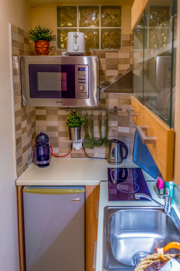 Επαγγελματική φωτογράφιση, Κουζίνα σε μικρό διαμέρισμα στον Νέο Κόσμο, Επαγγελματική φωτογράφιση, Airbnb Κουζίνα σε μικρό διαμέρισμα στον Νέο Κόσμο. Ιδανική για την προβολή της καταχώρισης σε ψηφιακές πλατφόρμες - Cinematic Luxe Studio