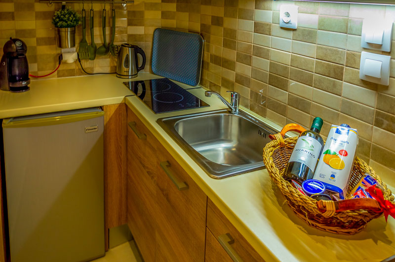 Επαγγελματική φωτογράφιση, Κουζίνα σε μικρό διαμέρισμα στον Νέο Κόσμο, Επαγγελματική φωτογράφιση, Airbnb Κουζίνα σε μικρό διαμέρισμα στον Νέο Κόσμο. Ιδανική για την προβολή της καταχώρισης σε ψηφιακές πλατφόρμες - Cinematic Luxe Studio