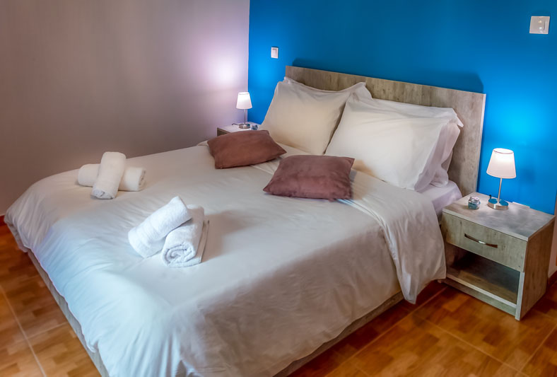 Επαγγελματική φωτογράφιση, Υπνοδωμάτιο σε μικρό διαμέρισμα Airbnb Συγγρού Φιξ, Επαγγελματική φωτογράφιση Airbnb, Υπνοδωμάτιο σε μικρό διαμέρισμα Airbnb Συγγρού Φιξ,  Ιδανική για την προβολή της καταχώρισης σε ψηφιακές πλατφόρμες - Cinematic Luxe Studio