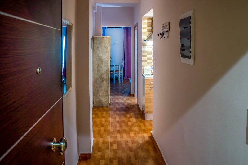 Επαγγελματική φωτογράφιση, Είσοδος σε μικρό διαμέρισμα Airbnb Συγγρού Φιξ, Επαγγελματική φωτογράφιση Airbnb, Είσοδος σε μικρό διαμέρισμα Συγγρού Φιξ. Ιδανική για την προβολή της καταχώρισης σε ψηφιακές πλατφόρμες - Cinematic Luxe Studio