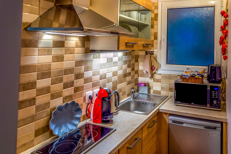 Επαγγελματική φωτογράφιση, Κουζίνα σε μικρό διαμέρισμα Airbnb στο Κέντρο της Αθήνας, Επαγγελματική φωτογράφιση, Airbnb Κουζίνα σε μικρό διαμέρισμα Συγγρού Φιξ. Ιδανική για την προβολή της καταχώρισης σε ψηφιακές πλατφόρμες - Cinematic Luxe Studio